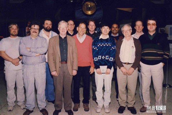 圖為照顧旅行者的工作人員。