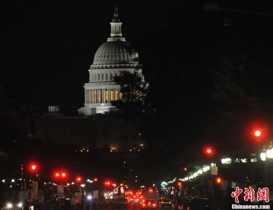 入夜后國(guó)會(huì)山前警燈一片，加強(qiáng)警戒。中新社發(fā) 德永健 攝