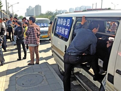 昨日，朝陽(yáng)區(qū)看守所門(mén)前有人排隊(duì)。大門(mén)外還停有多輛寫(xiě)有“律師會(huì)見(jiàn)”字樣的車(chē)。