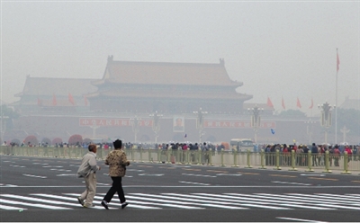 9月29日，游客行走在天安門廣場西側(cè)路上，當(dāng)日霧霾嚴(yán)重。