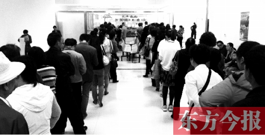 昨日上午，鄭州市社保辦事大廳，辦事的群眾排起長隊