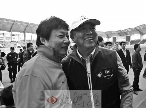 比賽結(jié)束后，老胡熱情擁抱老唐。