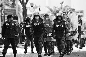 泰警察出動(dòng)。