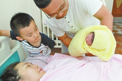 一家四口其樂融融，但二孩證卻讓男主人操心。