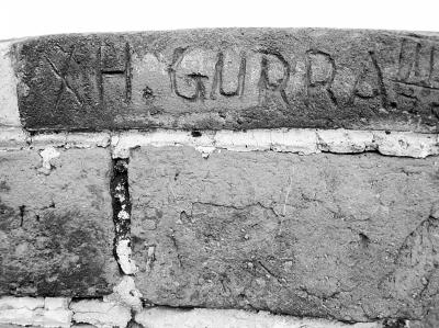 　　圖為長(zhǎng)城城墻上的刻痕。記者 王昊魁攝　