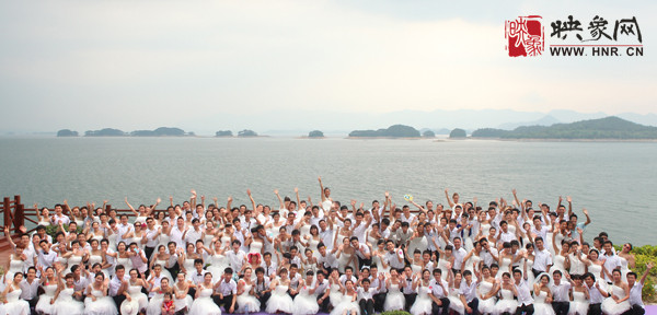 初夏喜宴八方客,千島笑迎粉佳人。