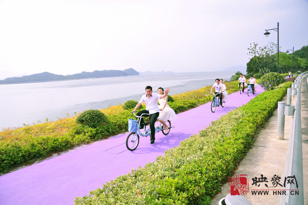 初夏喜宴八方客,千島笑迎粉佳人。