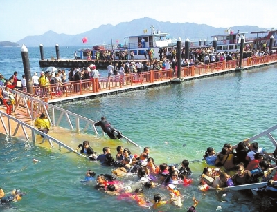 昨天，廬山西海景區(qū)過橋塌陷，致十數(shù)名游客落水。圖/東方IC