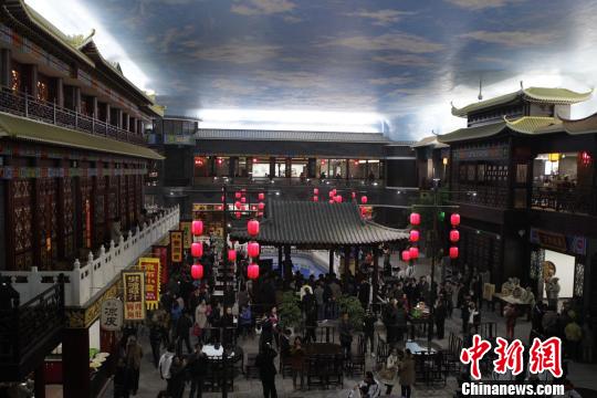 開封五萬(wàn)平米"宋城"迎客 大宋市井繁華再現(xiàn)(圖)