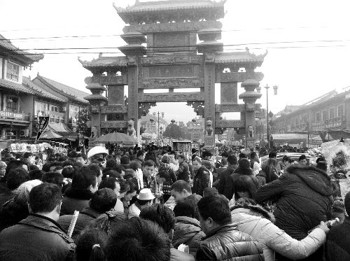 比春運更擠的地方是?？h廟會(組圖)