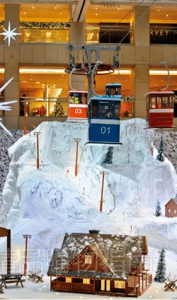 為了別出心裁,商場不惜花重金在商場里打造冰雪世界。