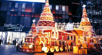 北京商場做圣誕裝飾,越來越花血本。