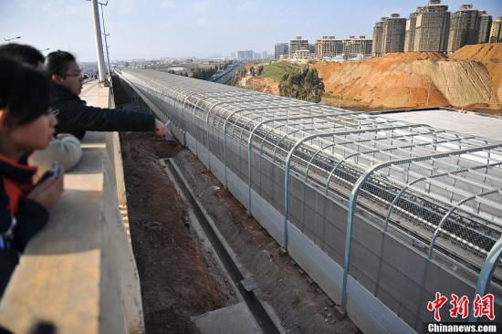 昆明地鐵脫軌事故直擊:擋風玻璃已完全破碎(圖) 昆明地鐵脫軌事故直擊:擋風玻璃已完全破碎(圖)