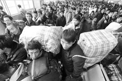 　　火車(chē)站人滿為患。新華社發(fā)