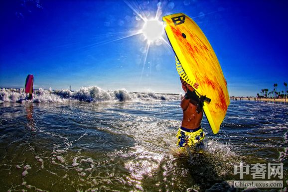 與海浪搏擊 全球十個(gè)最美麗的沖浪勝地