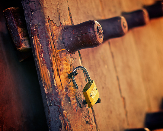 木門斑駁、銅鎖閑掛