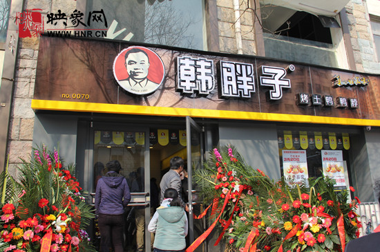 　　“韓胖子”千只茶香雞茶香鴨捐贈環(huán)衛(wèi)工人、農(nóng)民工學子和鄭州市社會福利院。