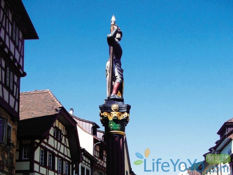 　　在那個春日艷陽的午后,一艘白色的游船在幽藍的圖恩湖上緩行。