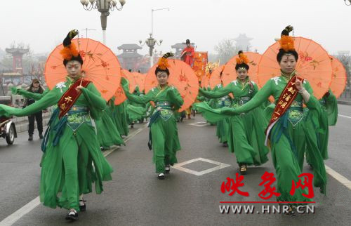 　　3月30日上午,開封市舉行2013中國(開封)清明文化節(jié)踏春巡游活動。　 　　