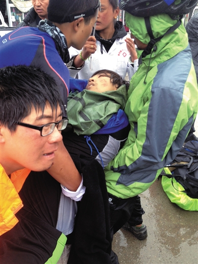 事發(fā)后,有驢友幫忙救治李翔(中)。驢友供圖