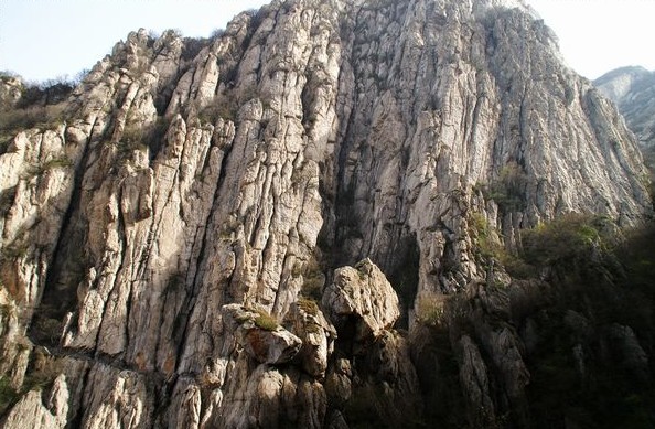 驢友爬嵩山墜崖遇難 專家盤(pán)點(diǎn)省內(nèi)旅游高危線路