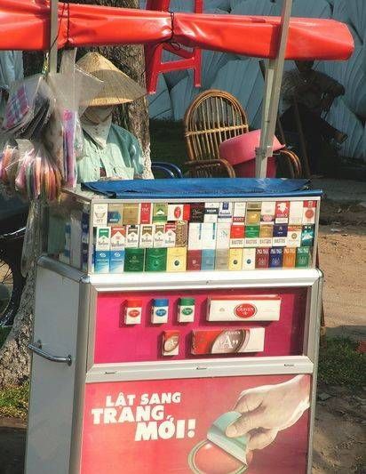 　煙攤，越南街頭隨處都是這樣的流動小攤。