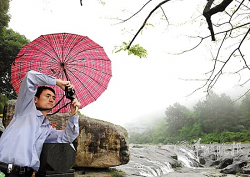 九鯉湖景區(qū)大霧籠罩,霧中美景若隱若現(xiàn),宛如人間仙境。