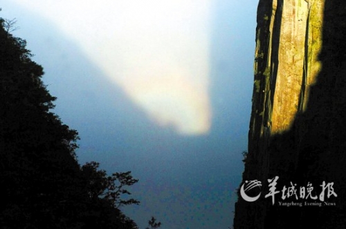 武功山四絕之一的“云海佛光”在大雨過(guò)后出現(xiàn)。