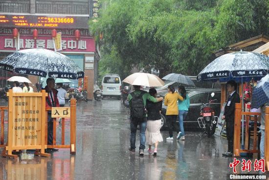 圖為“五一”小長假首日門票檢查仍偏松。楊華峰 攝