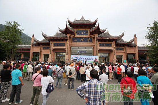 4.20震后首趟旅游專列開進峨眉山 4.20震后首趟旅游專列開進峨眉山