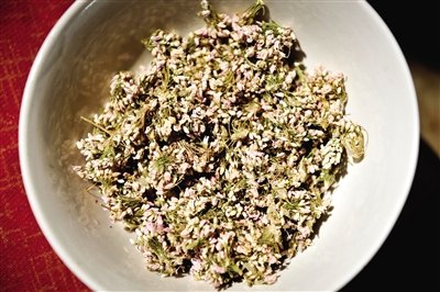 作為香料的扎蒙是一種陜北常見的細(xì)碎野花。