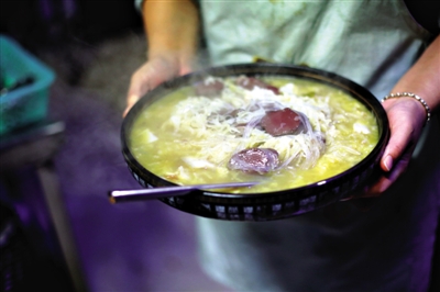 酸菜燉血腸是長(zhǎng)白山一帶常見(jiàn)的菜品,有著東北地區(qū)典型的質(zhì)樸、實(shí)在的風(fēng)格。