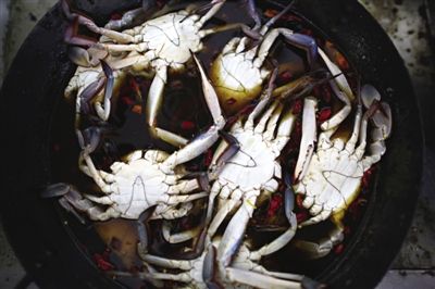 青蟹需用鹽水腌漬8個小時。