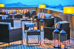 露臺(tái)能觀賞美麗山色。