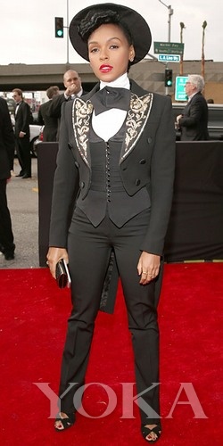  Janelle Monae這身跟去年的打扮差不多，爵士名伶的標(biāo)配嗎