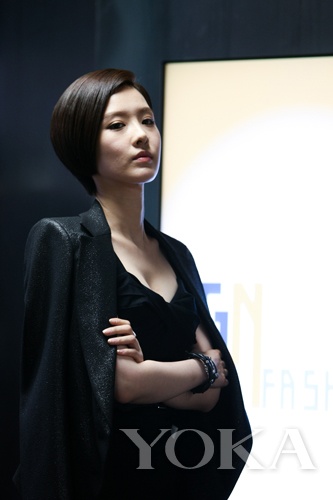 申映畫是極具事業(yè)心的富家小姐，造型簡約干練，面料質(zhì)地上乘