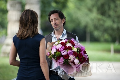 背影的完美同樣重要，衣服上的橫紋說明太緊繃、手肘處的橫紋說明肌質(zhì)老化。