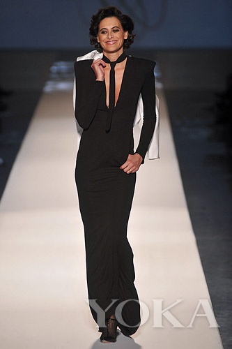 纖細的領(lǐng)帶既融于服裝，又升華造型