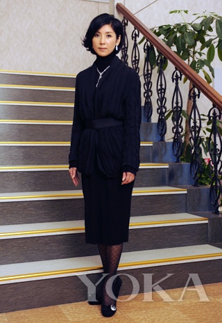 日劇《真我霓裳》中，飾演時裝大師的黑木瞳