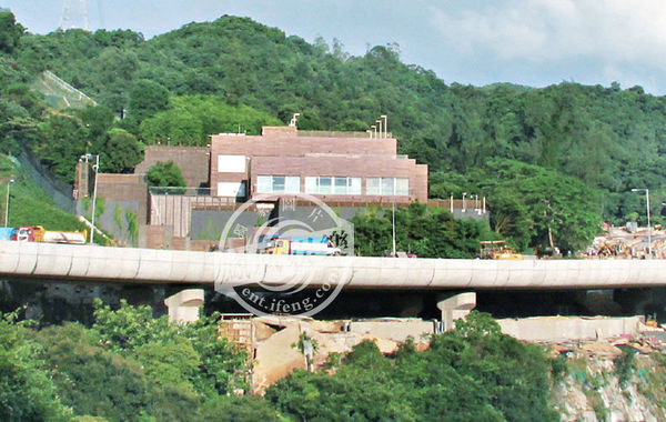 據(jù)悉，“皇宮”有3層高、分前后兩座大宅。前座兩層是邢家的游樂場，地下一層分別設有室外及室內泳池，