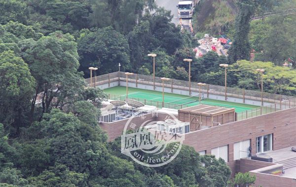 林青霞1994年6月29日嫁給香港商人邢李源，淡出影壇。林青霞婚后樂于相夫教女，其丈夫于2010年退