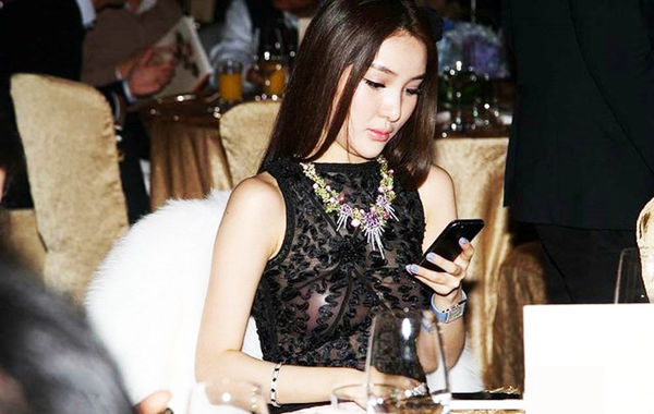 2013年11月30日，郭美美出席保利珠寶拍賣活動(dòng)，現(xiàn)場(chǎng)郭美美一席透視的上衣性感現(xiàn)身，胸前乳貼顯露無(wú)