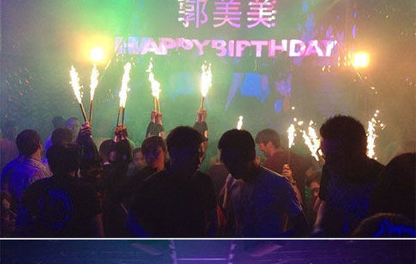 2013年6月16日下午，郭美美在網(wǎng)上曬出一組慶生照。通過(guò)照片可以看出，酒吧的巨大舞池中燃放焰火