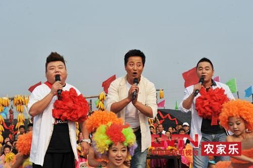 央視7套《鄉(xiāng)村大世界》節(jié)目主持人，左一為劉剛