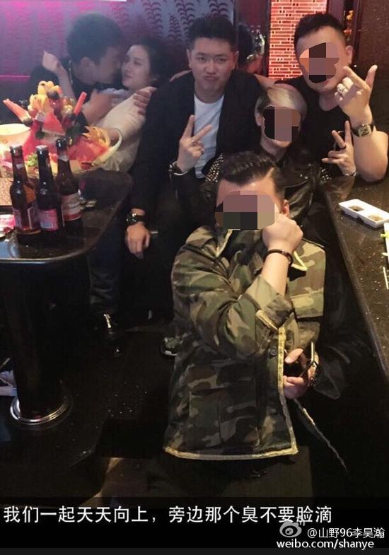 田源朋友辟謠稱左側(cè)抱著女子親吻的是田源的發(fā)小，女子的男友。