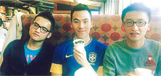 何猷啟在微博上載他在波士頓讀書的照片，與同學的生活很普通