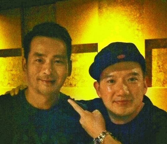 周焯華作為《低俗喜劇》投資人，與男主角杜汶澤合照。