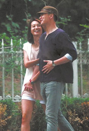 朱丹與神秘男友牽手亮相。