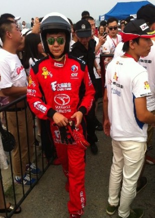 李晨撞車后看起來并無大礙，調(diào)整狀態(tài)繼續(xù)比賽。