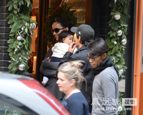 吳彥祖攜帶妻女外出逛街，小寶貝萌態(tài)十足。